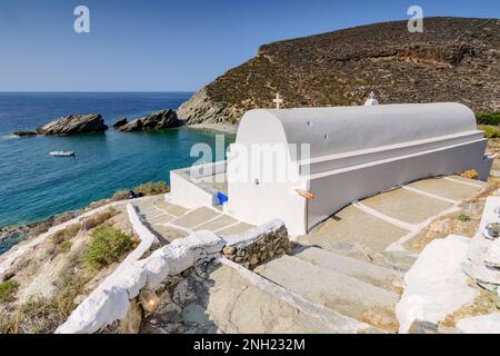 Église et plage d'Agios Nikolaos, Folegandros Banque D'Images