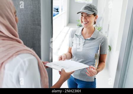 J'ai besoin de votre signature, s'il vous plaît. une jeune femme attrayante debout et obtenant une signature pour un paquet d'un client. Banque D'Images