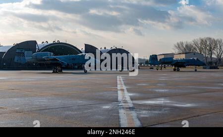 Les aviateurs affectés au 25th Fighter Generation Squadron effectuent des contrôles en amont sur les Avions A-10C Thunderbolt II à la base aérienne d'Osan, République de Corée, le 7 décembre 2022. Le pistolet de la Série A-10 30mm GAU-8/A peut tirer 3 900 tours par minute et vaincre une série de cibles terrestres pour inclure des chars. Banque D'Images