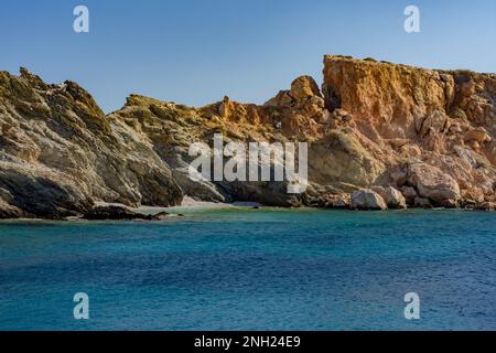 Les falaises colorées de l'île de Folegandros Banque D'Images