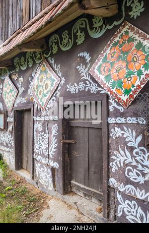 Maison de campagne décorée à la main située dans le village de Zalipie, en Pologne Banque D'Images