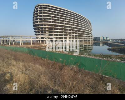 HUAINAN, CHINE - 20 FÉVRIER 2023 - le cadre principal d'un hôtel cinq étoiles inachevé est vu dans la ville de Huai 'an, province d'Anhui, Chine, 20 février 2023. Xi Banque D'Images