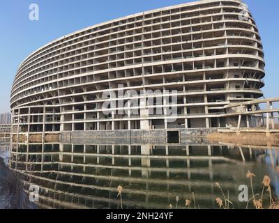 HUAINAN, CHINE - 20 FÉVRIER 2023 - le cadre principal d'un hôtel cinq étoiles inachevé est vu dans la ville de Huai 'an, province d'Anhui, Chine, 20 février 2023. Xi Banque D'Images