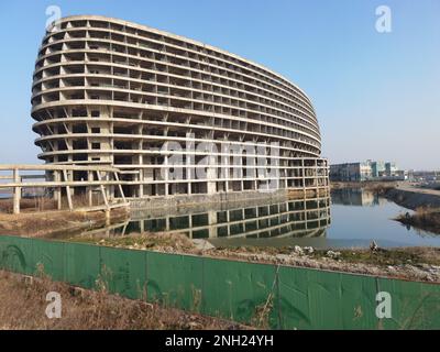 HUAINAN, CHINE - 20 FÉVRIER 2023 - le cadre principal d'un hôtel cinq étoiles inachevé est vu dans la ville de Huai 'an, province d'Anhui, Chine, 20 février 2023. Xi Banque D'Images