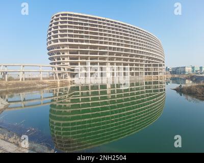 HUAINAN, CHINE - 20 FÉVRIER 2023 - le cadre principal d'un hôtel cinq étoiles inachevé est vu dans la ville de Huai 'an, province d'Anhui, Chine, 20 février 2023. Xi Banque D'Images