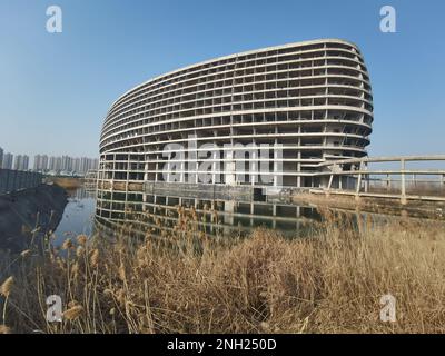 HUAINAN, CHINE - 20 FÉVRIER 2023 - le cadre principal d'un hôtel cinq étoiles inachevé est vu dans la ville de Huai 'an, province d'Anhui, Chine, 20 février 2023. Xi Banque D'Images