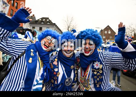 Düsseldorf, Allemagne. 20th févr. 2023. Les carnivistes habillés célèbrent dans la rue. Düsseldorf accueille son premier défilé du Rose Monday en trois ans ; en 2021 et 2022, les défilés ont été annulés en raison de Corona. Credit: Federico Gambarini/dpa/Alay Live News Banque D'Images