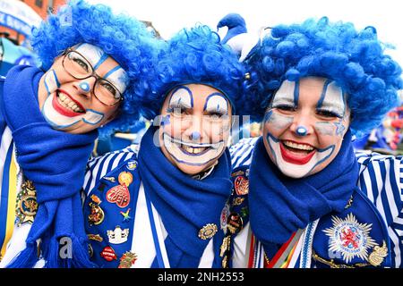 Düsseldorf, Allemagne. 20th févr. 2023. Les carnivistes habillés célèbrent dans la rue. Düsseldorf accueille son premier défilé du Rose Monday en trois ans ; en 2021 et 2022, les défilés ont été annulés en raison de Corona. Credit: Federico Gambarini/dpa/Alay Live News Banque D'Images