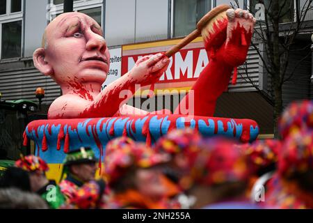 Düsseldorf, Allemagne. 20th févr. 2023. Un thème flottant montre que le président russe Poutine a pris un « bain de sang » dans une baignoire aux couleurs nationales ukrainiennes. À Düsseldorf, la première procession du lundi de la Rose a lieu pendant trois ans, 2021 et 2022 les trains ont été annulés à cause de Corona. Credit: Federico Gambarini/dpa/Alay Live News Banque D'Images