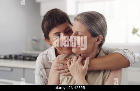 J'ai vu ma mère dans les âges. s mère et fille se embrassant. Banque D'Images