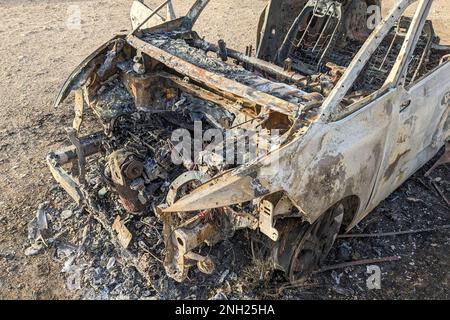 Voiture après l'incendie. Repassez les pièces de la voiture brûlée. Voiture de tourisme complètement brûlée en raison d'un accident, d'une mauvaise condition technique, d'une panne Banque D'Images