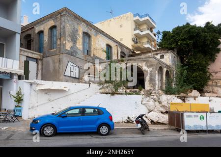 Agios Nikolaos, Crète, Grèce - 18 octobre 2020. Ancien et nouveau bâtiment dans le centre ville d'Agios Nikolaos, Crète Banque D'Images