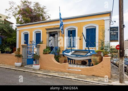 Agios Nikolaos, Crète, Grèce - 18 octobre 2020. Taverne de fruits de mer avec des plats traditionnels crétois dans le centre de la ville Banque D'Images