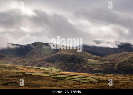 Vue vers le sud sur la vallée de Nantlle jusqu'à Mynydd Tal-y-mignedd et Craig CWM Silyn sur Nantlle Ridge dans le parc national de Snowdonia de y fron, Gwynedd, pays de Galles Banque D'Images