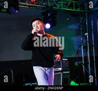 Le PFC Seung Jun Han chante une chanson lors du spectacle préliminaire de Got Talent de KATUSA à la Flightline Tap Room, aux États-Unis Armée Garrison Humphreys, Corée du Sud, 7 décembre 2022. Han, originaire d'Incheon, est un officier coréen du soldat de l'armée des États-Unis (KATUSA) qui sert actuellement avec le bataillon de renseignements militaires 719th sur le camp Humphreys. Banque D'Images