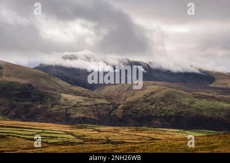 Vue vers le sud sur la vallée de Nantlle jusqu'à Craig CWM Silyn sur la crête de Nantlle dans le parc national de Snowdonia depuis y fron, Gwynedd, pays de Galles, Royaume-Uni, Grande-Bretagne Banque D'Images