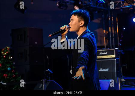 Le Cpl. Hui do Kim chante une chanson lors du spectacle préliminaire de Got Talent de KATUSA à la Flightline Tap Room, aux États-Unis Armée Garrison Humphreys, Corée du Sud, 7 décembre 2022. Kim, originaire de Daegu, est un membre coréen du soldat de l'armée des États-Unis (KATUSA) qui travaille actuellement avec la République de Corée Army support Operations, Headquarters and Headquarters Company, États-Unis La garnison militaire Humphreys. Banque D'Images