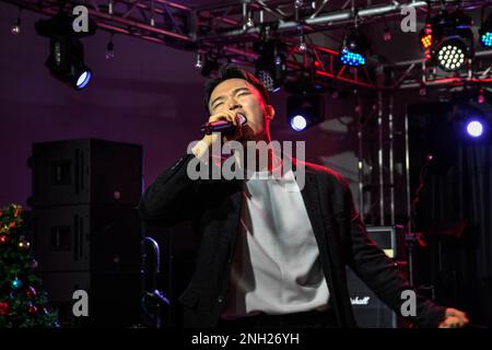 Le Cpl. Hui do Kim chante une chanson lors du spectacle préliminaire de Got Talent de KATUSA à la Flightline Tap Room, aux États-Unis Armée Garrison Humphreys, Corée du Sud, 7 décembre 2022. Kim, originaire de Daegu, est un membre coréen du soldat de l'armée des États-Unis (KATUSA) qui travaille actuellement avec la République de Corée Army support Operations, Headquarters and Headquarters Company, États-Unis La garnison militaire Humphreys. Banque D'Images