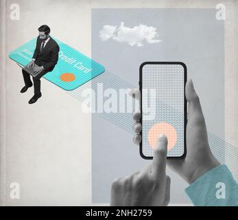 Homme d'affaires assis sur une carte de crédit et une application financière : banque en ligne et paiements électroniques, collage de style vintage Banque D'Images