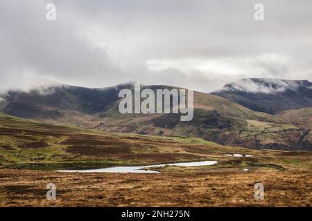 Vue sud de la vallée de Nantlle à Mynydd Tal-y-mignedd sur la crête de Nantlle dans le parc national de Snowdonia depuis y fron, Gwynedd, pays de Galles, Royaume-Uni, Grande-Bretagne Banque D'Images