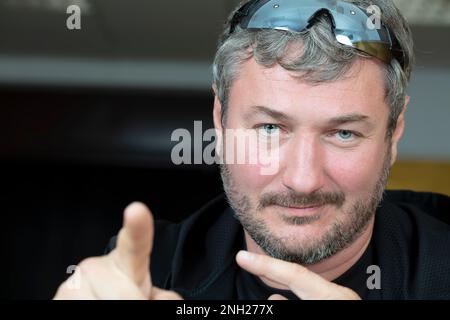 04 septembre 2021. Biélorussie, Gomel, événement public.Portrait en gros plan d'un homme d'âge moyen aux cheveux gris avec une petite barbe et une moustache, de type européen Banque D'Images