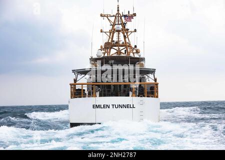 221207-A-NR779-1119 GOLFE PERSIQUE (7 DÉCEMBRE 2022) ÉTATS-UNIS La coupeuse à réponse rapide USCGC Emlen tunnel (WPC 1145) transite dans le golfe Arabique, décembre 7. Le tunnel Emlen est déployé dans la zone d'opérations de la flotte américaine 5th afin d'assurer la sécurité et la stabilité maritimes dans la région du Moyen-Orient. Banque D'Images