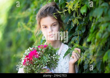 07 août 2021. Biélorussie, Gomel, événement public.petite fille adolescente avec un bouquet de fleurs. Banque D'Images