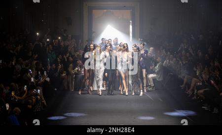 Freemasons Hall, Londres, Royaume-Uni. 19th févr. 2023. De gauche à droite : Leomie Anderson, la designer Gabriela Gonzales, le designer Julien Macdonald, Cindy Bruna, Winnie Harlow, Après la finale, Julien MacDonald show, Julien X Gabriela Collection, Freemasons Hall, London Fashion week, Londres, Royaume-Uni, 19th février 2023. Credit: Art Press/Alamy Live News Banque D'Images