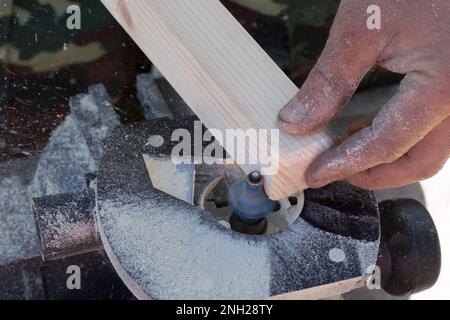 traitement du bois sur une fraiseuse, traitement du bois artisanal à l'aide d'outils électriques, Banque D'Images