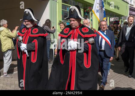 Les deux membres de Mace ont mené la Civic Parade lors du Mazey Day Golowan Festival à Penzance, en Cornouailles, au Royaume-Uni. Banque D'Images