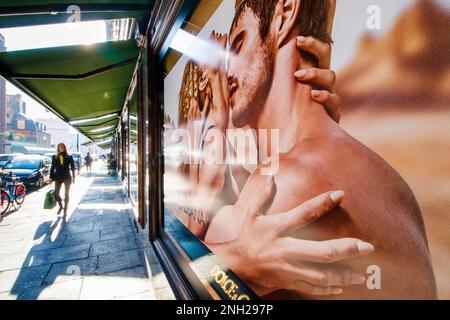 Une scène de rue à l'extérieur du grand magasin Harrods à Knighsbridge, Londres. La fenêtre affiche une fumée de Dolce et Gabbana. Banque D'Images