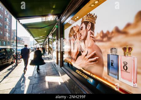 Une scène de rue à l'extérieur du grand magasin Harrods à Knighsbridge, Londres. La fenêtre affiche une fumée de Dolce et Gabbana. Banque D'Images