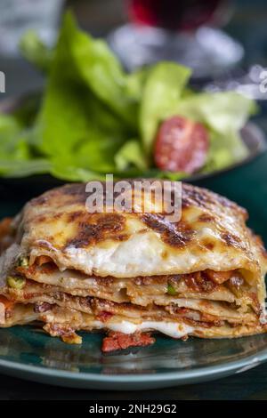 Lasagnes italiennes en caserole blanche Banque D'Images