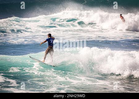 Haleiwa, HI, États-Unis. 19th févr. 2023. Filipe Toledo photographié alors qu'il remporte le concours de surf Hurley Pro Sunset Beach 2023 à Sunset Beach à Haleiwa, HI on 19 février 2023. Crédit : Erik Kabak Photographie/Media Punch/Alamy Live News Banque D'Images