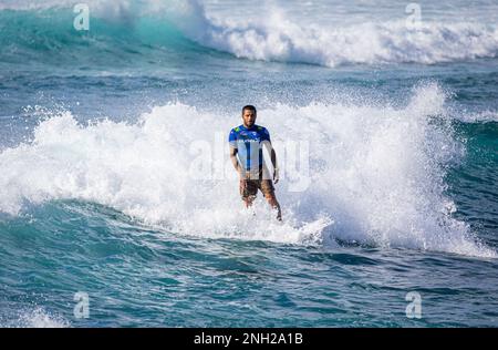 Haleiwa, HI, États-Unis. 19th févr. 2023. Filipe Toledo photographié alors qu'il remporte le concours de surf Hurley Pro Sunset Beach 2023 à Sunset Beach à Haleiwa, HI on 19 février 2023. Crédit : Erik Kabak Photographie/Media Punch/Alamy Live News Banque D'Images