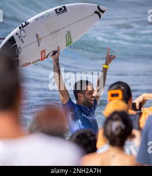 Haleiwa, HI, États-Unis. 19th févr. 2023. Filipe Toledo photographié alors qu'il remporte le concours de surf Hurley Pro Sunset Beach 2023 à Sunset Beach à Haleiwa, HI on 19 février 2023. Crédit : Erik Kabak Photographie/Media Punch/Alamy Live News Banque D'Images