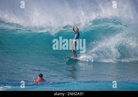 Haleiwa, HI, États-Unis. 19th févr. 2023. Filipe Toledo photographié alors qu'il remporte le concours de surf Hurley Pro Sunset Beach 2023 à Sunset Beach à Haleiwa, HI on 19 février 2023. Crédit : Erik Kabak Photographie/Media Punch/Alamy Live News Banque D'Images