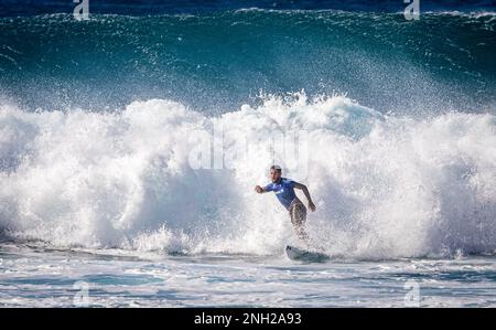 Haleiwa, HI, États-Unis. 19th févr. 2023. Filipe Toledo photographié alors qu'il remporte le concours de surf Hurley Pro Sunset Beach 2023 à Sunset Beach à Haleiwa, HI on 19 février 2023. Crédit : Erik Kabak Photographie/Media Punch/Alamy Live News Banque D'Images