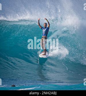 Haleiwa, HI, États-Unis. 19th févr. 2023. Filipe Toledo photographié alors qu'il remporte le concours de surf Hurley Pro Sunset Beach 2023 à Sunset Beach à Haleiwa, HI on 19 février 2023. Crédit : Erik Kabak Photographie/Media Punch/Alamy Live News Banque D'Images