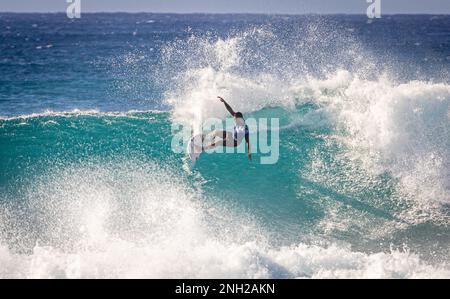 Haleiwa, HI, États-Unis. 19th févr. 2023. Filipe Toledo photographié alors qu'il remporte le concours de surf Hurley Pro Sunset Beach 2023 à Sunset Beach à Haleiwa, HI on 19 février 2023. Crédit : Erik Kabak Photographie/Media Punch/Alamy Live News Banque D'Images