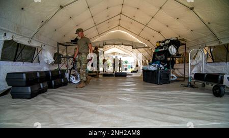 Les aviateurs affectés au groupe médical 181st, la Garde nationale aérienne de l'Indiana a mis en place des tentes et de l'équipement médicaux au cours du programme de 19th sur les explosifs chimiques, biologiques, radiologiques, nucléaires et à haut rendement Force d'intervention renforcée évaluation pré-externe entraînement collectif de l'année de soutien au Centre d'entraînement à la manœuvre conjointe de Camp Atterbury, Ind., 12 août 2022. L'élément médical du CERFP de 19th aide les victimes d'incidents d'urgence et de catastrophes à fournir une évaluation, une documentation et un soutien médical d'urgence sur place, en préparant et stabilisant les patients pour le transport Banque D'Images