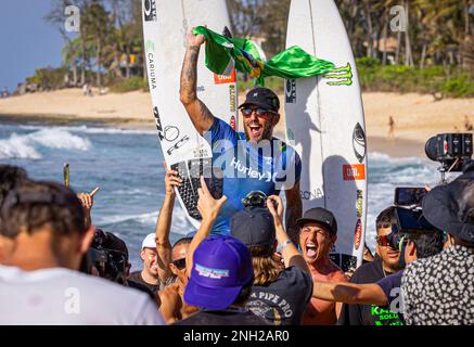 Haleiwa, HI, États-Unis. 19th févr. 2023. Filipe Toledo photographié alors qu'il remporte le concours de surf Hurley Pro Sunset Beach 2023 à Sunset Beach à Haleiwa, HI on 19 février 2023. Crédit : Erik Kabak Photographie/Media Punch/Alamy Live News Banque D'Images
