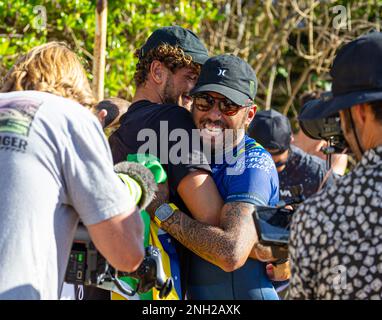 Haleiwa, HI, États-Unis. 19th févr. 2023. Filipe Toledo photographié alors qu'il remporte le concours de surf Hurley Pro Sunset Beach 2023 à Sunset Beach à Haleiwa, HI on 19 février 2023. Crédit : Erik Kabak Photographie/Media Punch/Alamy Live News Banque D'Images