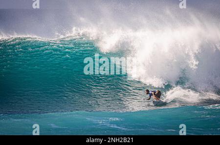 Haleiwa, HI, États-Unis. 19th févr. 2023. Filipe Toledo photographié alors qu'il remporte le concours de surf Hurley Pro Sunset Beach 2023 à Sunset Beach à Haleiwa, HI on 19 février 2023. Crédit : Erik Kabak Photographie/Media Punch/Alamy Live News Banque D'Images