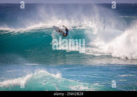 Haleiwa, HI, États-Unis. 19th févr. 2023. Filipe Toledo photographié alors qu'il remporte le concours de surf Hurley Pro Sunset Beach 2023 à Sunset Beach à Haleiwa, HI on 19 février 2023. Crédit : Erik Kabak Photographie/Media Punch/Alamy Live News Banque D'Images