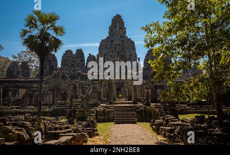 Une vue vers l'arrière du temple Bayon, dans Angkor Thom, dans le célèbre complexe d'Angkor au Cambodge. Banque D'Images