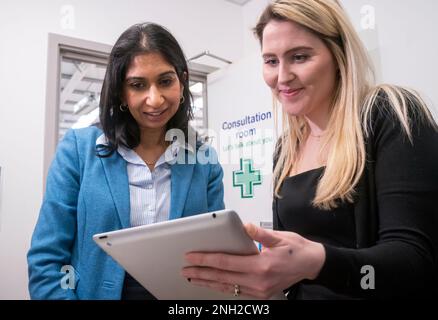 Home Secretary Suella Braverman (à gauche) est présenté Bright Sky, une application de soutien et d'information sur les abus domestiques, par Sarah d'Angelis de l'organisme caritatif Hestia, Lors d'une visite dans une salle d'espace sécurisé qui fait partie du programme Ask for ANI qui permet aux personnes à risque ou souffrant d'abus de signaler discrètement qu'elles ont besoin d'aide et d'accès à l'assistance, à Boots at Gemini Retail Park à Warrington, Cheshire, dans le cadre de l'annonce d'une répression sévère contre les abus domestiques. Les agresseurs nationaux les plus dangereux seront surveillés de plus près et étiquetés électroniquement sous une série de nouvelles propositions Banque D'Images