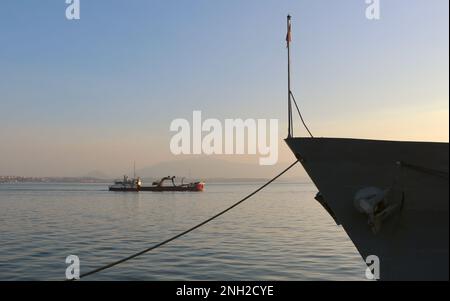 Navire de dragueur de trémie Omvac Cinco passant la proue du navire de la Marine espagnole Serviola dans la baie de Santander Cantabria Espagne Banque D'Images