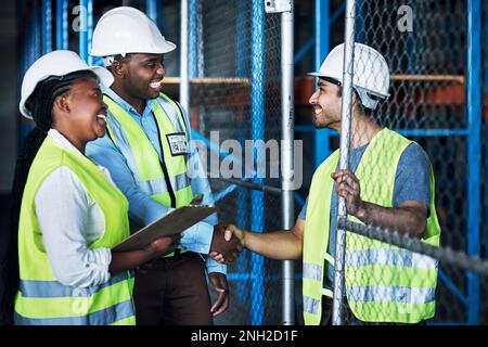 Avoir un impact positif avec un partenariat solide. les constructeurs qui se secouent la main sur un chantier de construction. Banque D'Images