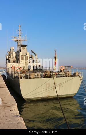 Le bateau de patrouille espagnol Serviola P-71 a été lancé le 10 mai 1990 amarré dans la zone portuaire de Gamazo dans la baie de Santander Cantabria Espagne Banque D'Images